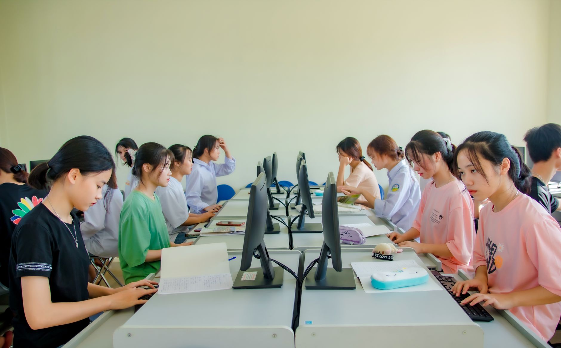 1. Vì sao Fanpage của bạn “chết” dù có nhiều người theo dõi? <a name="vi-sao"></a> - Chăm Sóc Fanpage Hiệu Quả: Cách Giữ